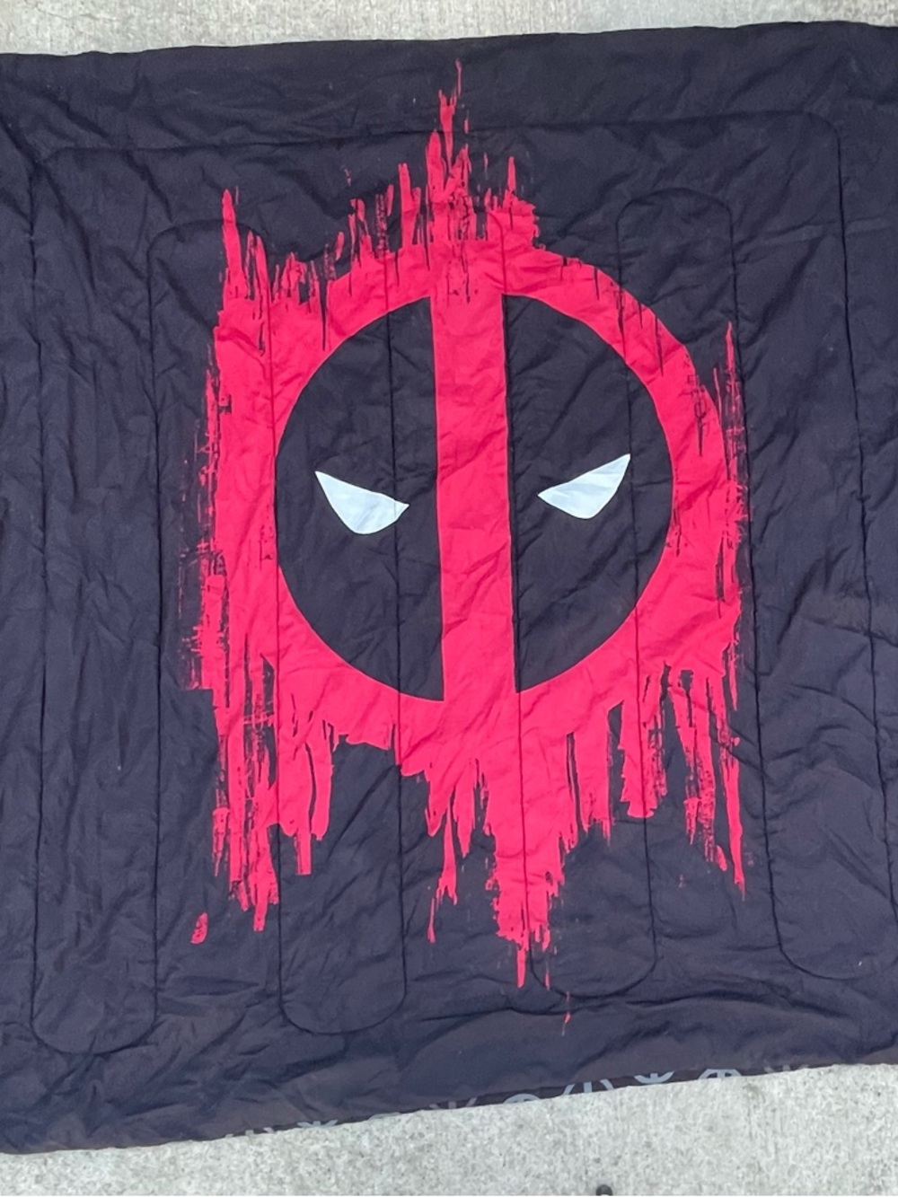 76”x82” (Queen Sized) Dead Pool Comforter Good Condition Marvel